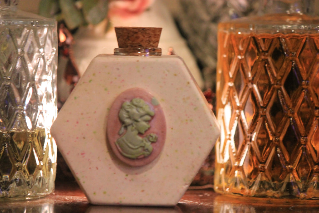 XL festive cameo lady